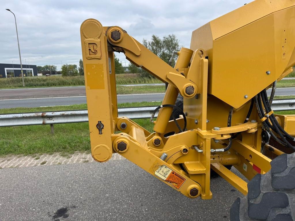 CAT 140M