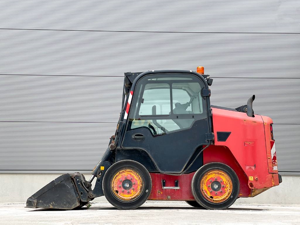 JCB R260