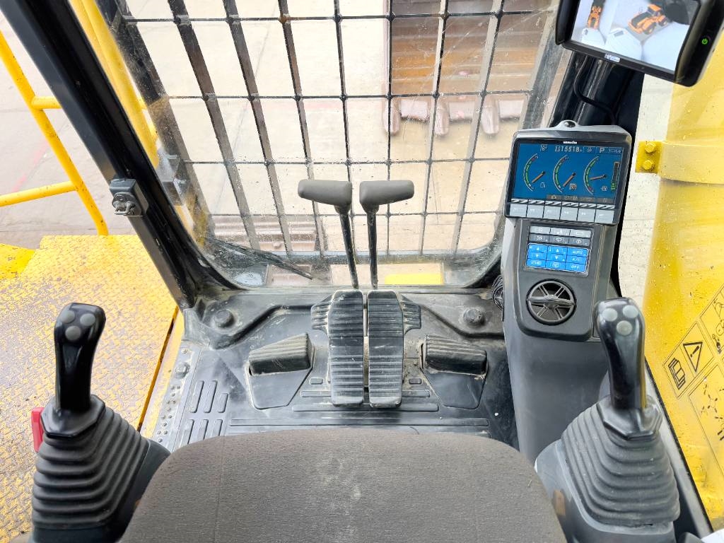 Komatsu PC700LC-8 - Adjustable Undercarriage / Hydr Stairs