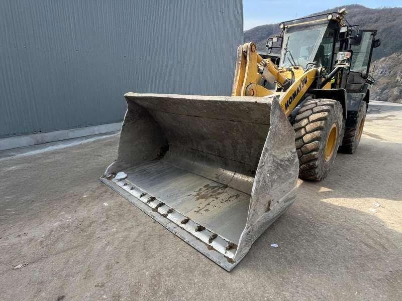 Komatsu WA320-7