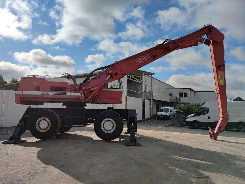 Liebherr A942