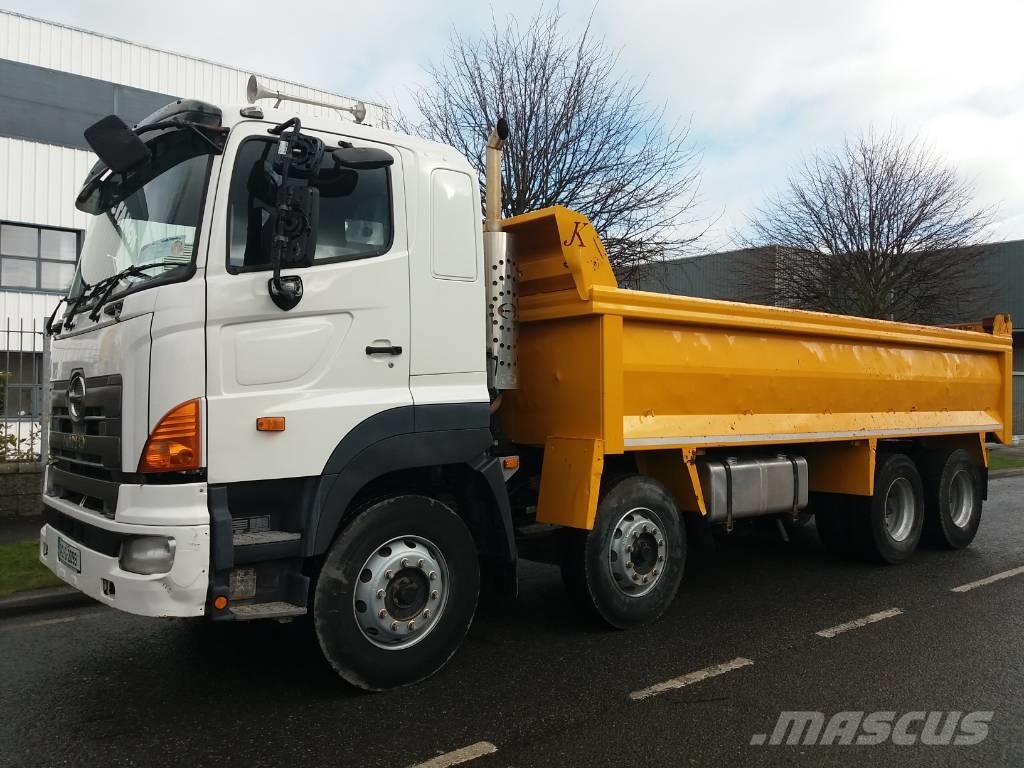 Автомобиль hino 700