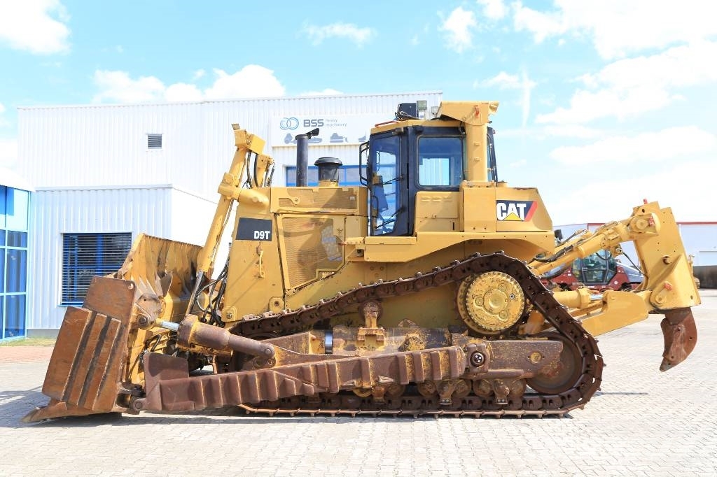 Used Caterpillar d9t dozers Year 2005 Price 211,662 for sale