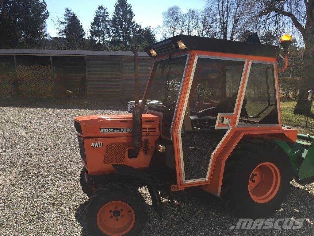 Used Kubota B8200 HST 4wd med græsdæk compact tractors Price US 9,029
