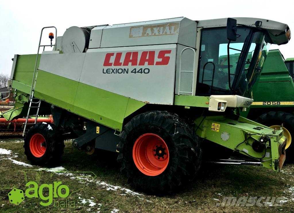 Used CLAAS Lexion 440 combine harvesters Year 2002 Price US 40,365