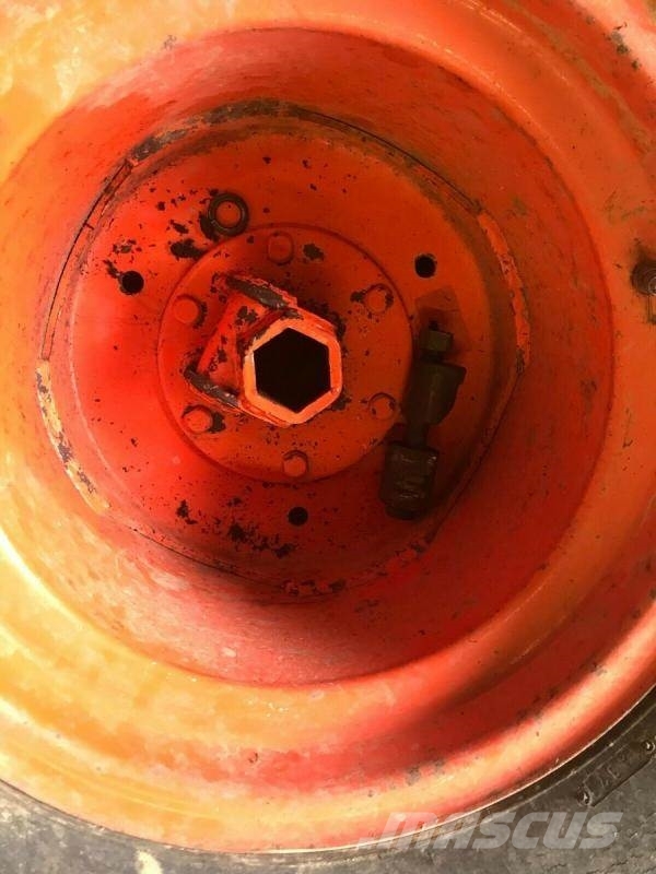Kubota Tractor rear wheel and tyre 31 x 13.5 15, , Spojené králoství