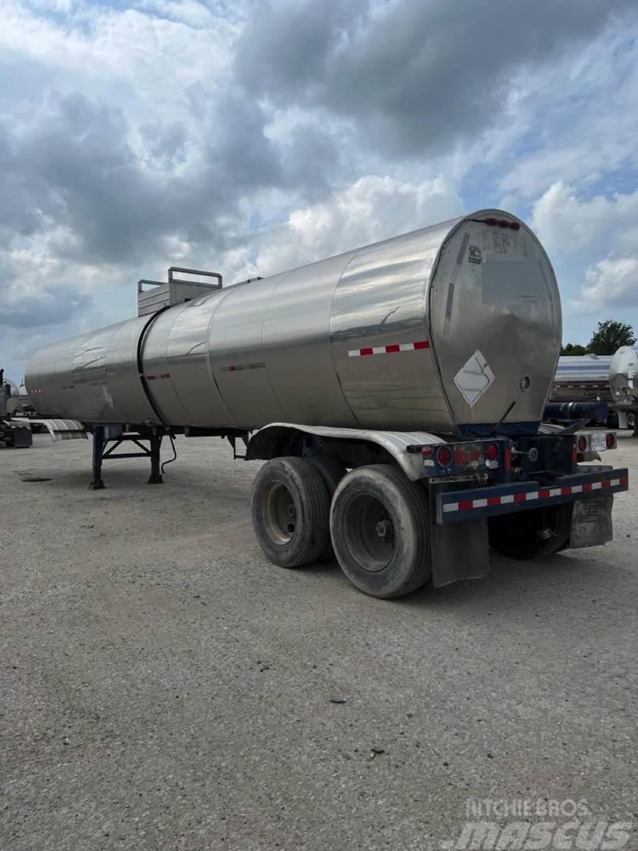 1980 Butler 6500 gallon - stainless - rear discharge