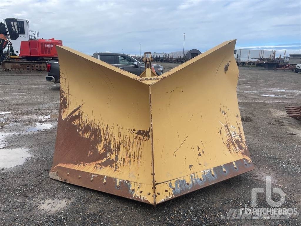 Caterpillar V Snow Plow Fits 140M aux enchères Caterpillar V Snow